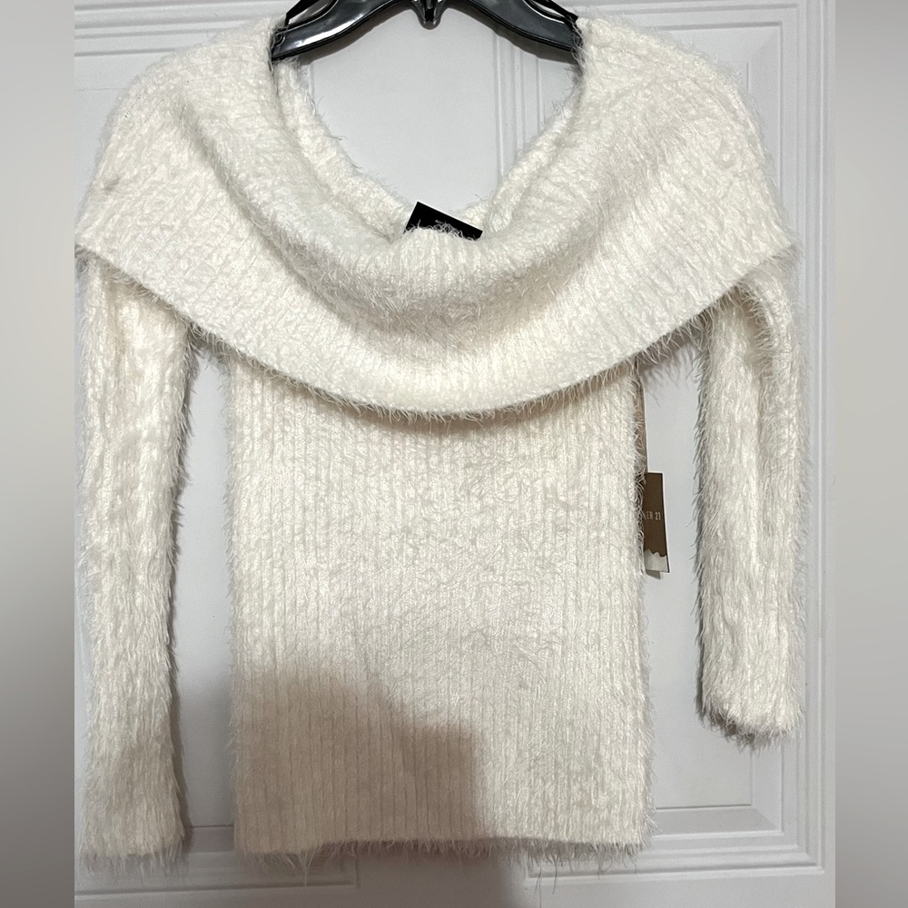 Forever 21 woman creamy pullover sweater size Large